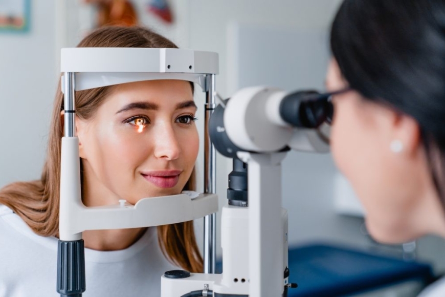 woman-getting-eye-exam-1024x672